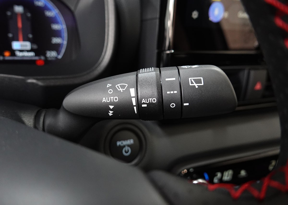TOYOTA Yaris 1.5 GR Sport e-CVT Panoramaglasdach, JBL, Head-Up Display-image-17