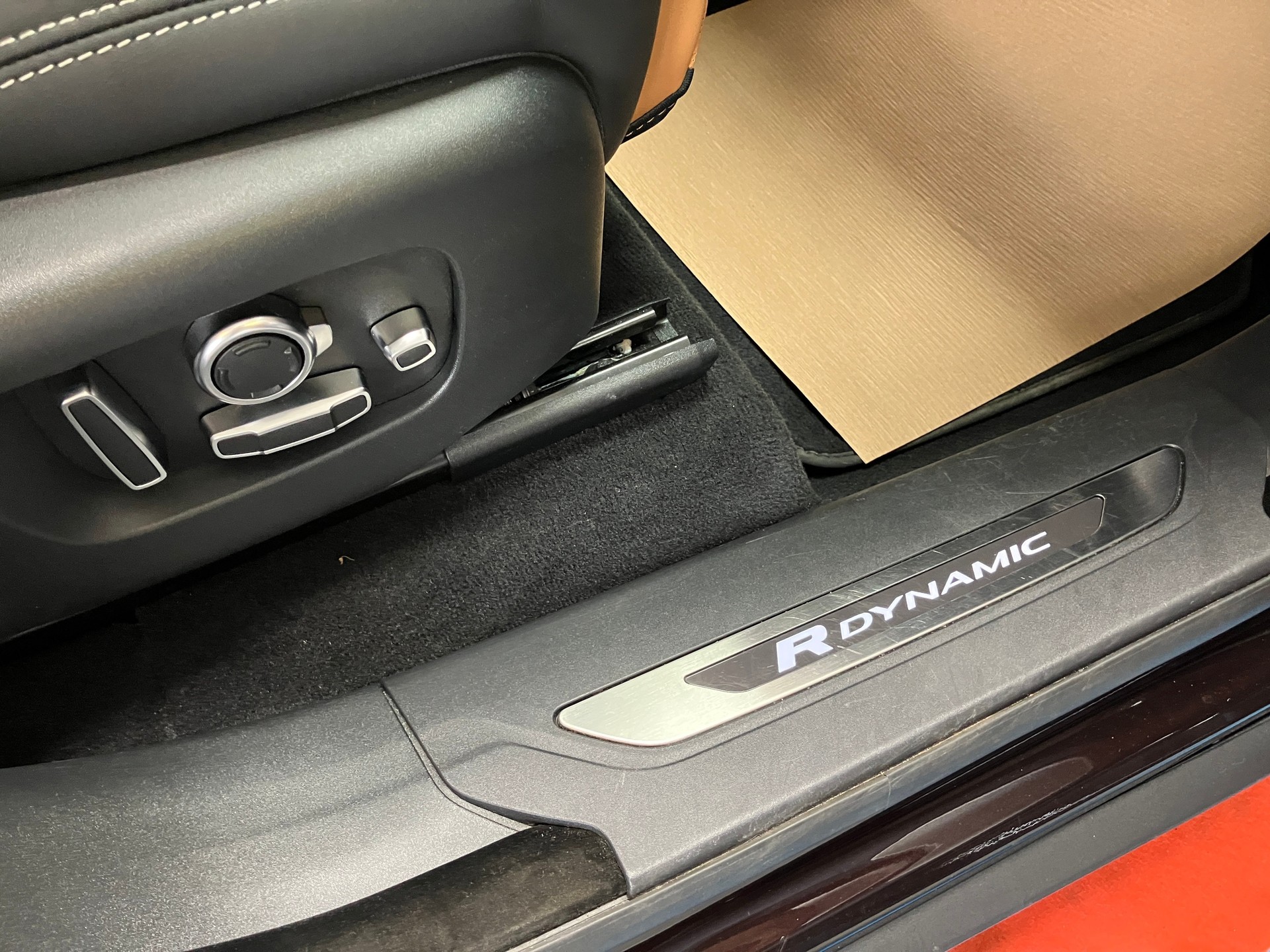 LAND ROVER Range Rover Velar R-Dynamic P 400 HSE Automatic-image-24