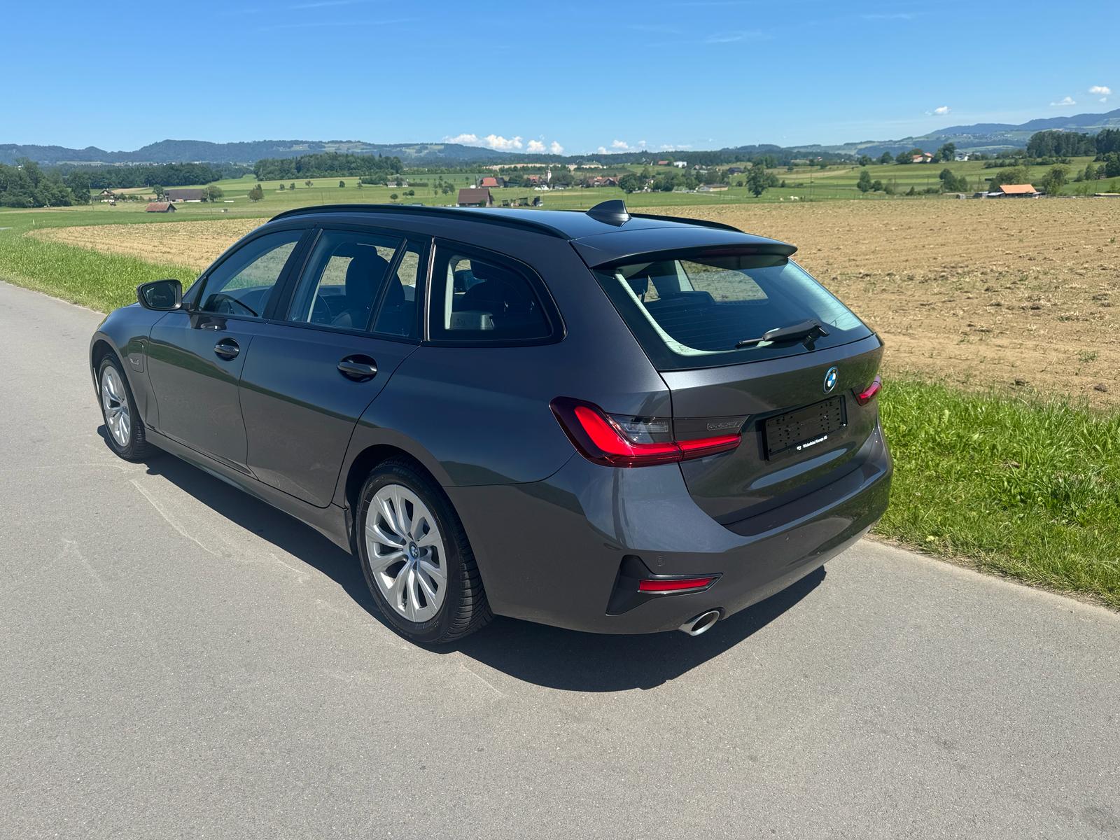 BMW 320e xDrive Touring Steptronic-image-2