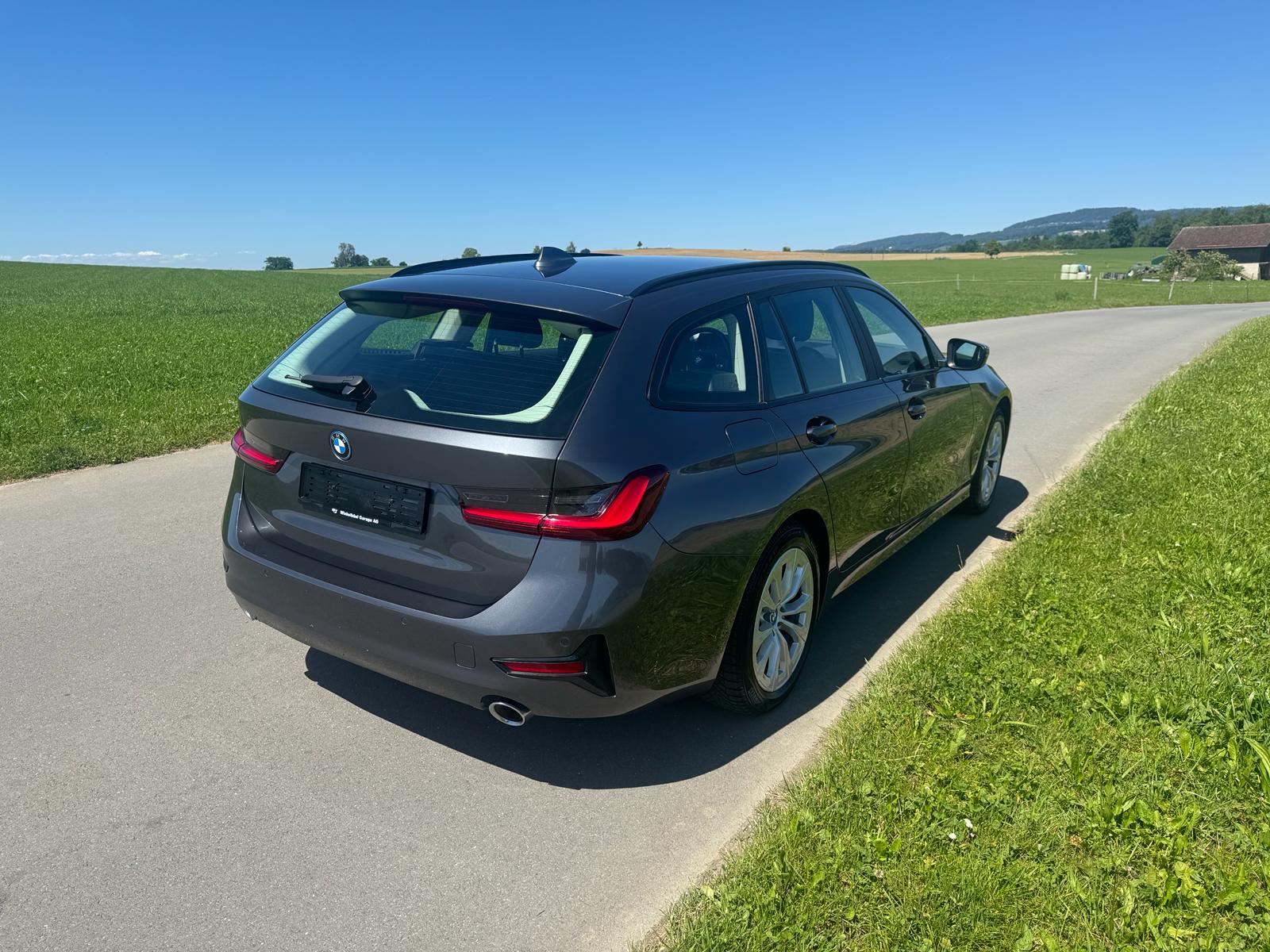 BMW 320e xDrive Touring Steptronic-image-3