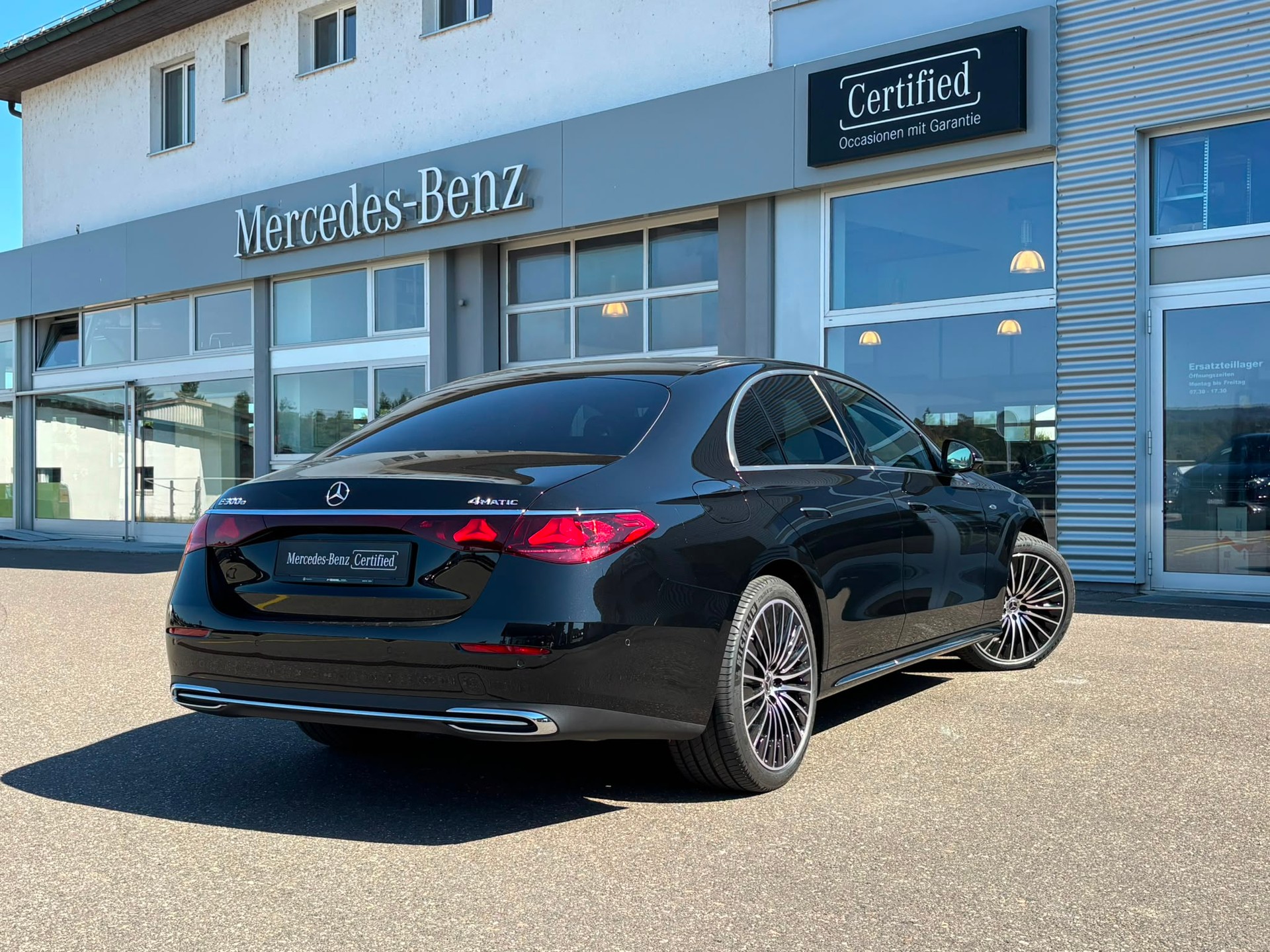 MERCEDES-BENZ E 300 e Exclusive 4Matic-image-3