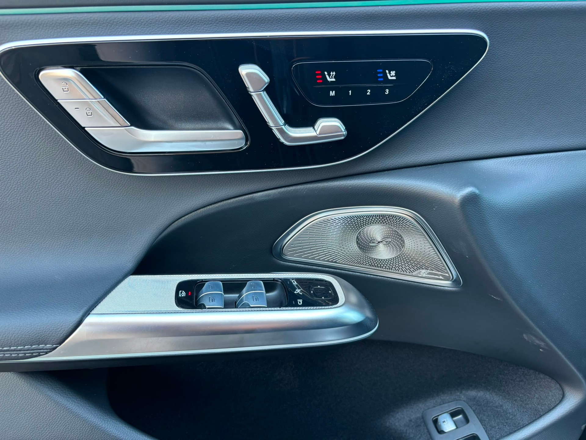 MERCEDES-BENZ E 300 e Exclusive 4Matic-image-12