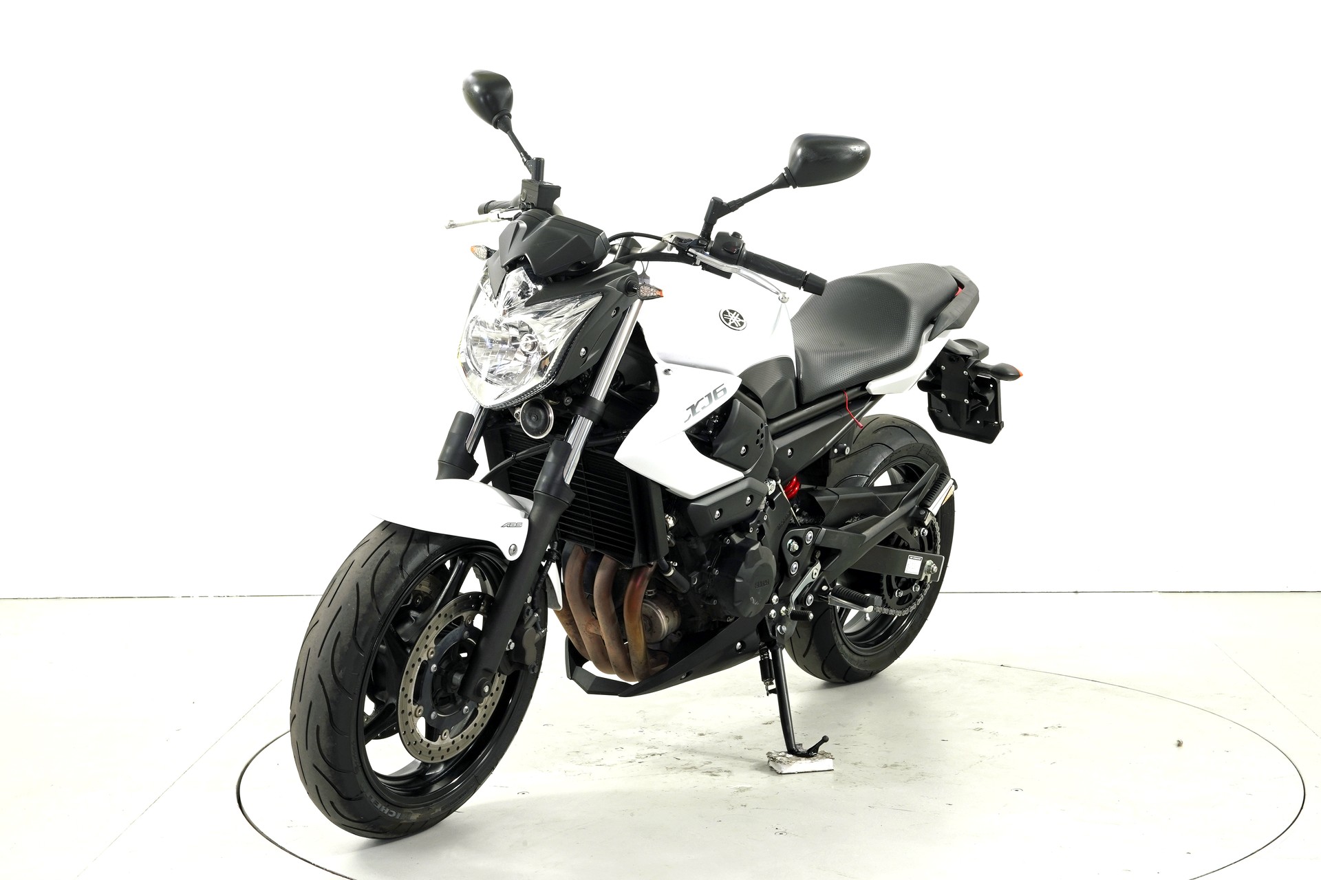 YAMAHA XJ6N ABS-showroom-element-2