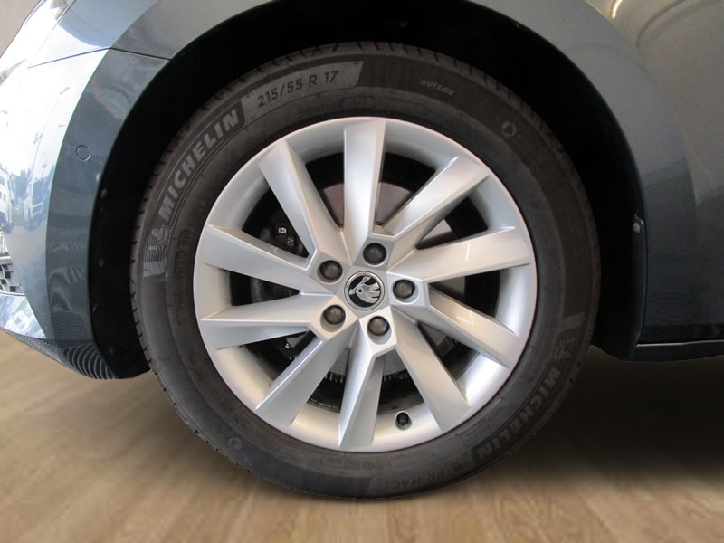 SKODA Superb Combi 2.0 TDi Style 4x4 DSG-image-24