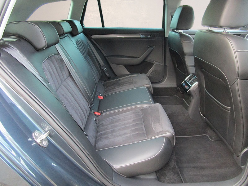 SKODA Superb Combi 2.0 TDi Style 4x4 DSG-image-9