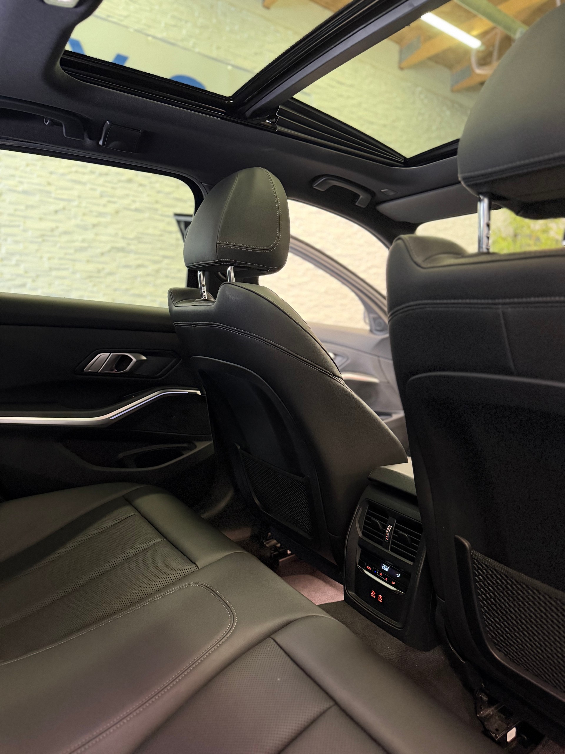BMW 330i Touring xDrive Pure M Sport Steptronic-image-11