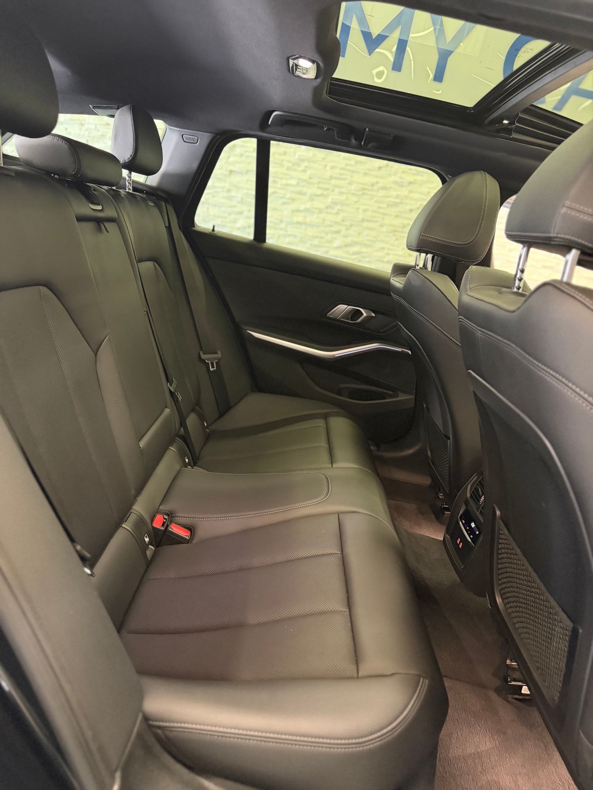 BMW 330i Touring xDrive Pure M Sport Steptronic-image-10