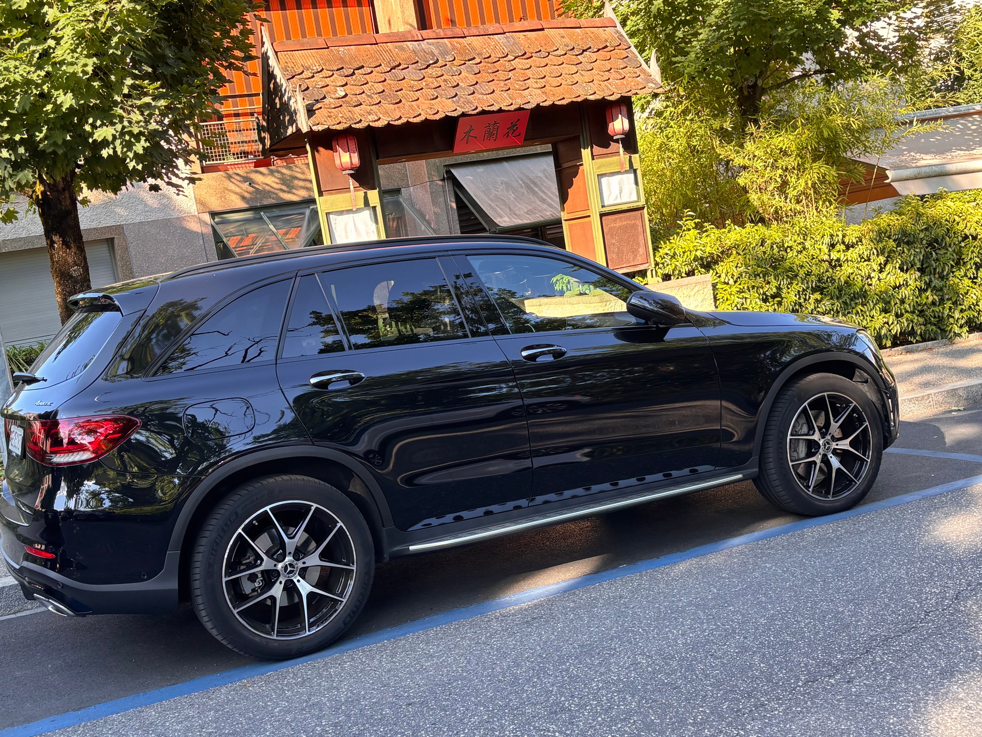 MERCEDES-BENZ GLC 300 AMG Line 4m-image-3