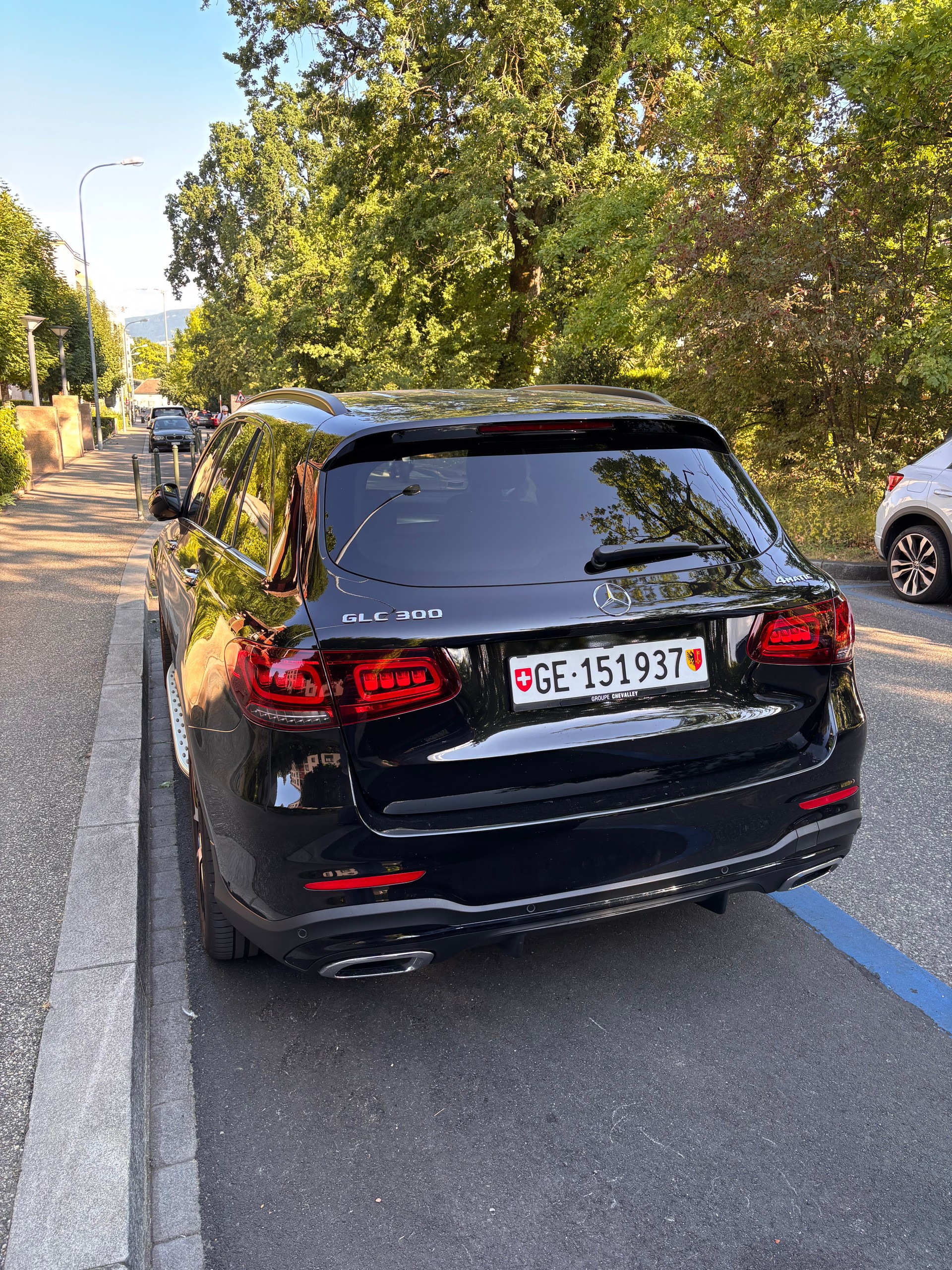 MERCEDES-BENZ GLC 300 AMG Line 4m-image-2