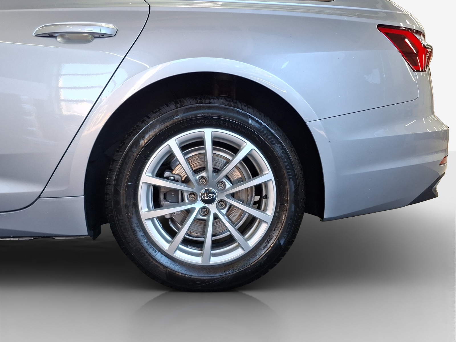 AUDI A6 Avant 40TDI Attraction S-tronic-image-13