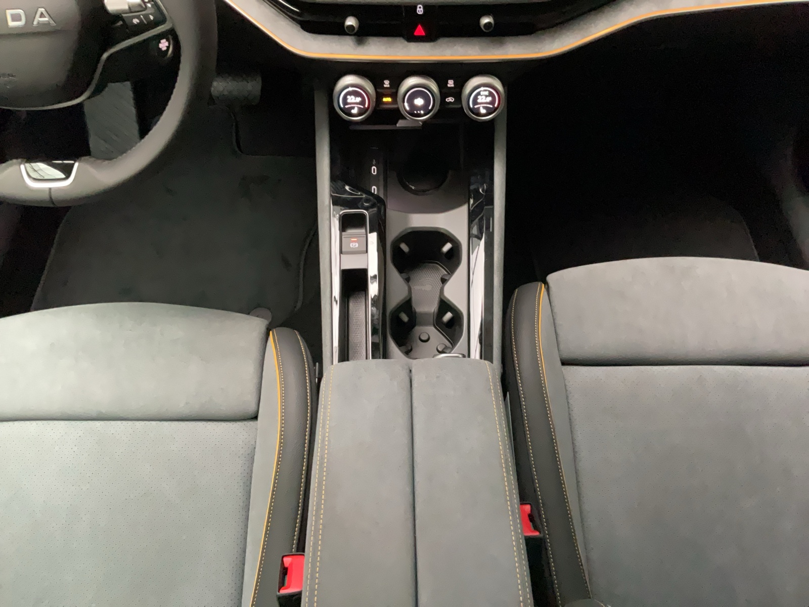 SKODA Superb Combi 2.0 TDi Selection DSG-image-10
