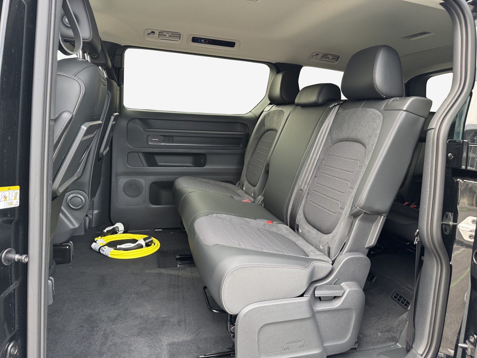 VW ID.Buzz LWB Pro 4 Motion-image-11