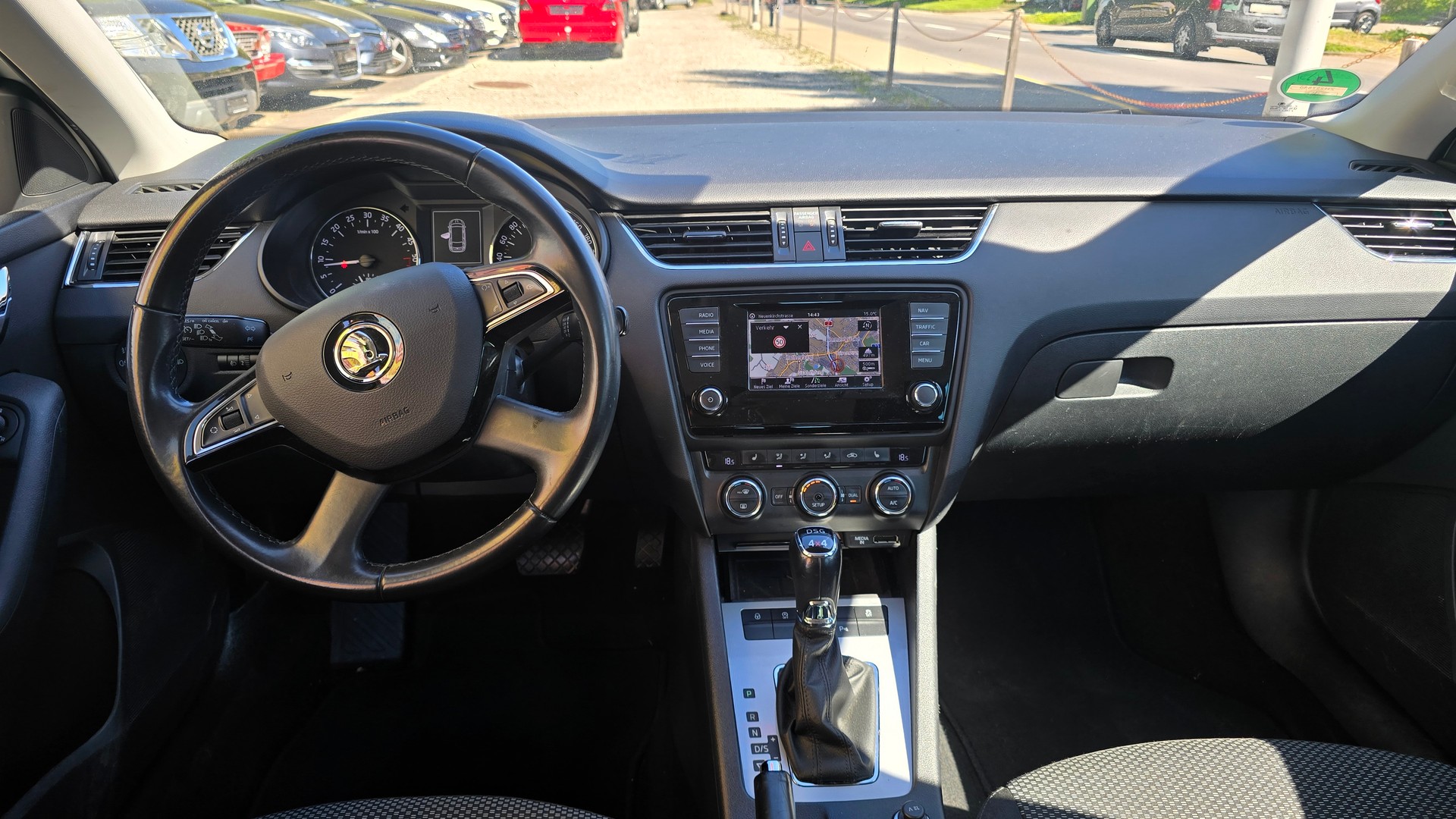 SKODA Octavia Combi 2.0 TDI Style 4x4 DSG-image-9