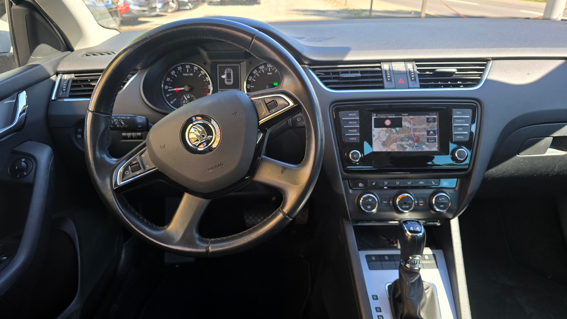 SKODA Octavia Combi 2.0 TDI Style 4x4 DSG-image-10