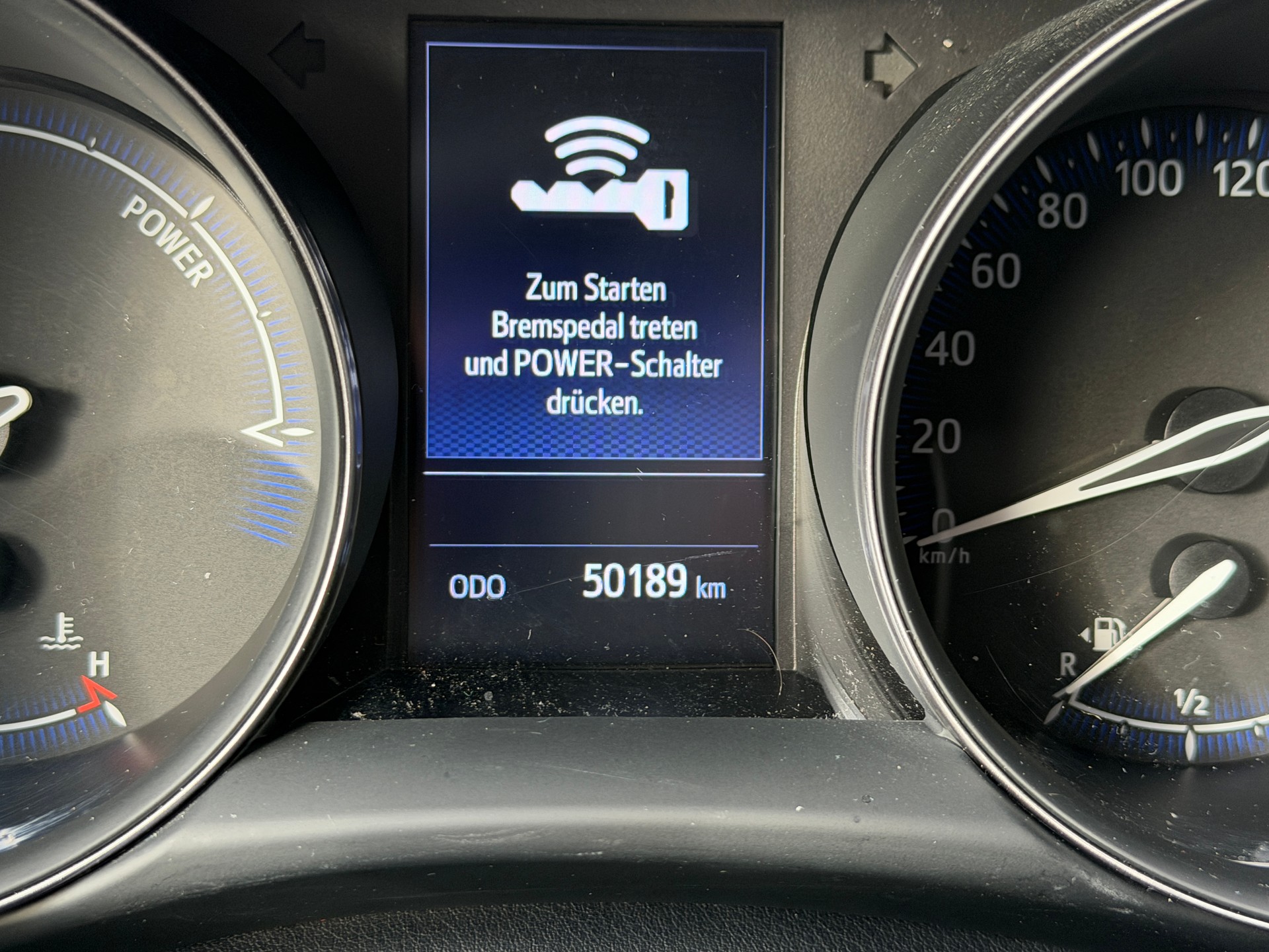 TOYOTA C-HR 2.0 HSD CVT Premium-image-11