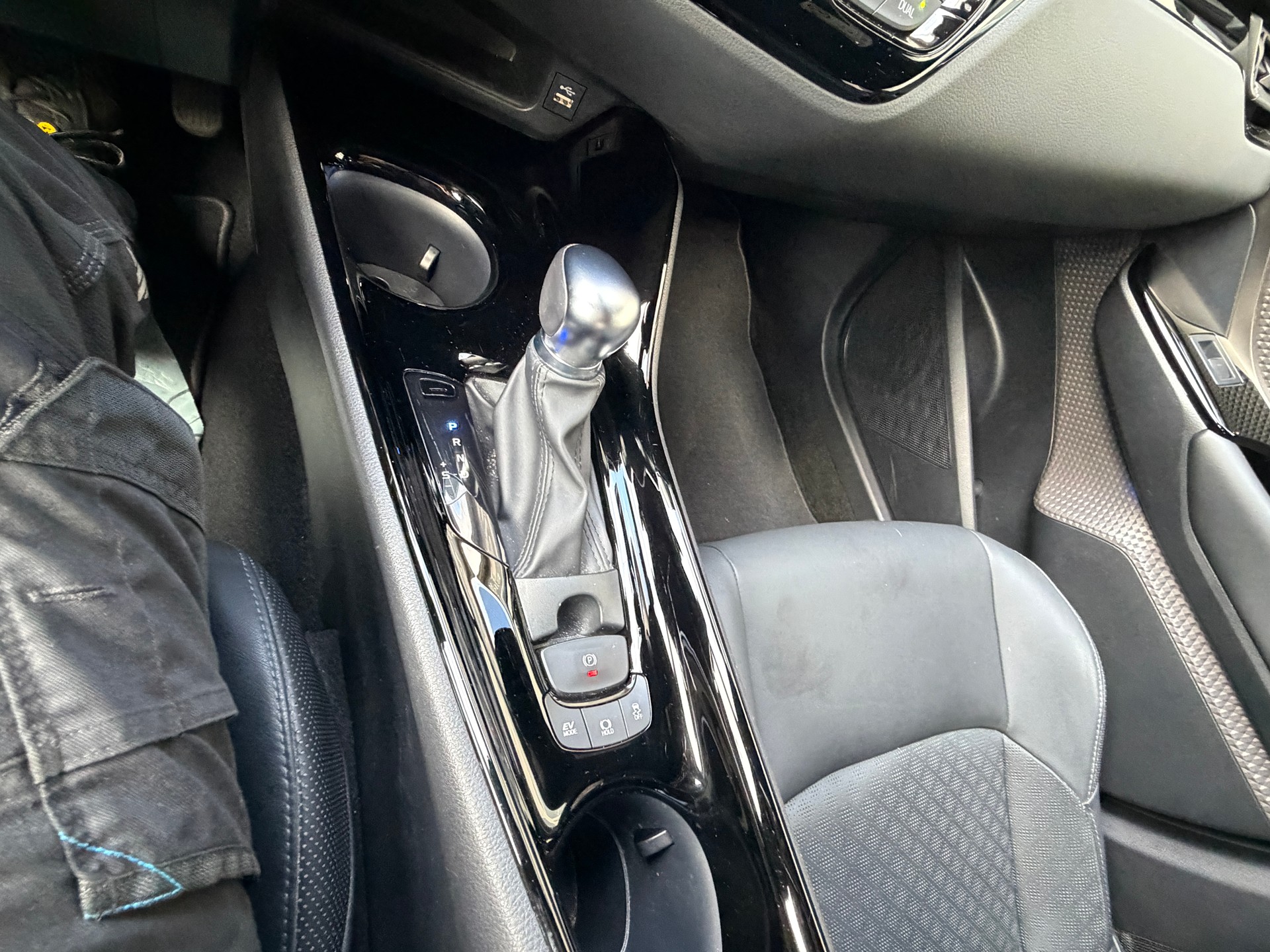 TOYOTA C-HR 2.0 HSD CVT Premium-image-15