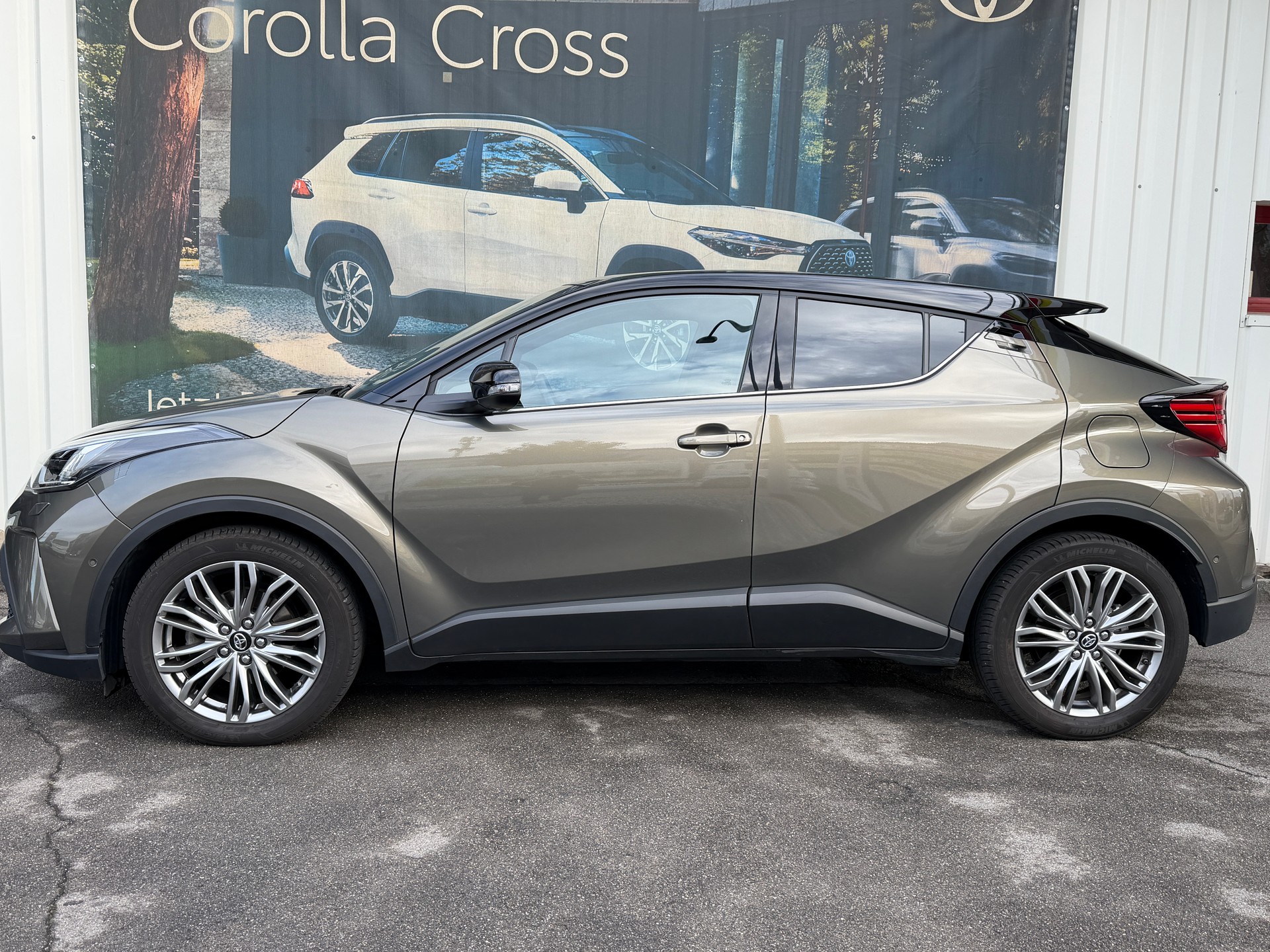 TOYOTA C-HR 2.0 HSD CVT Premium-showroom-element-1
