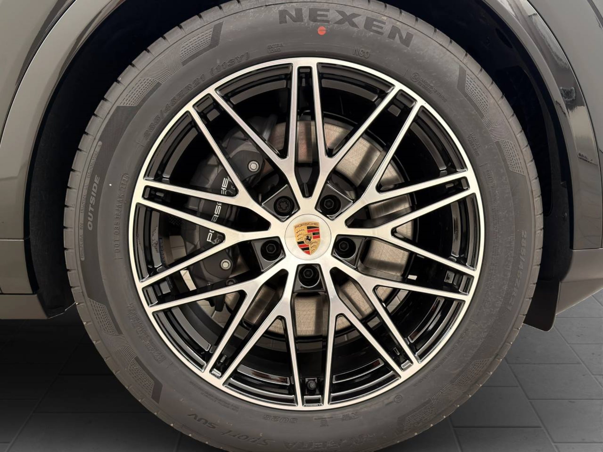 PORSCHE Cayenne E-Hybrid Black Edition-image-10