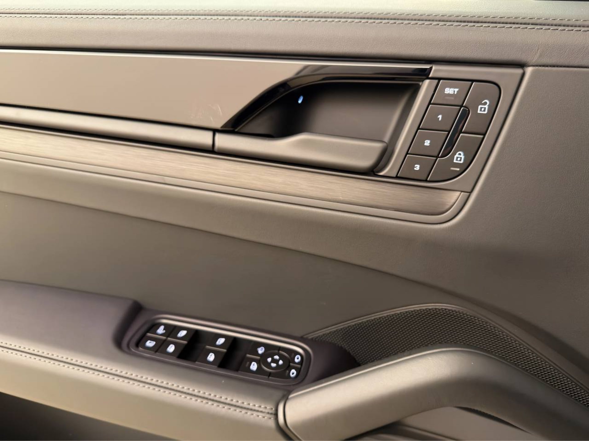 PORSCHE Cayenne E-Hybrid Black Edition-image-18
