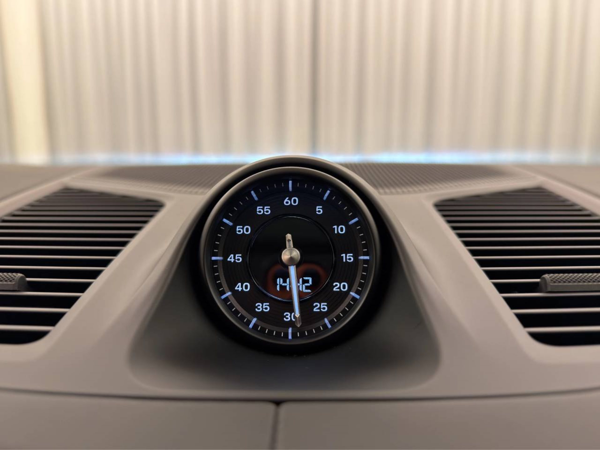 PORSCHE Cayenne E-Hybrid Black Edition-image-19
