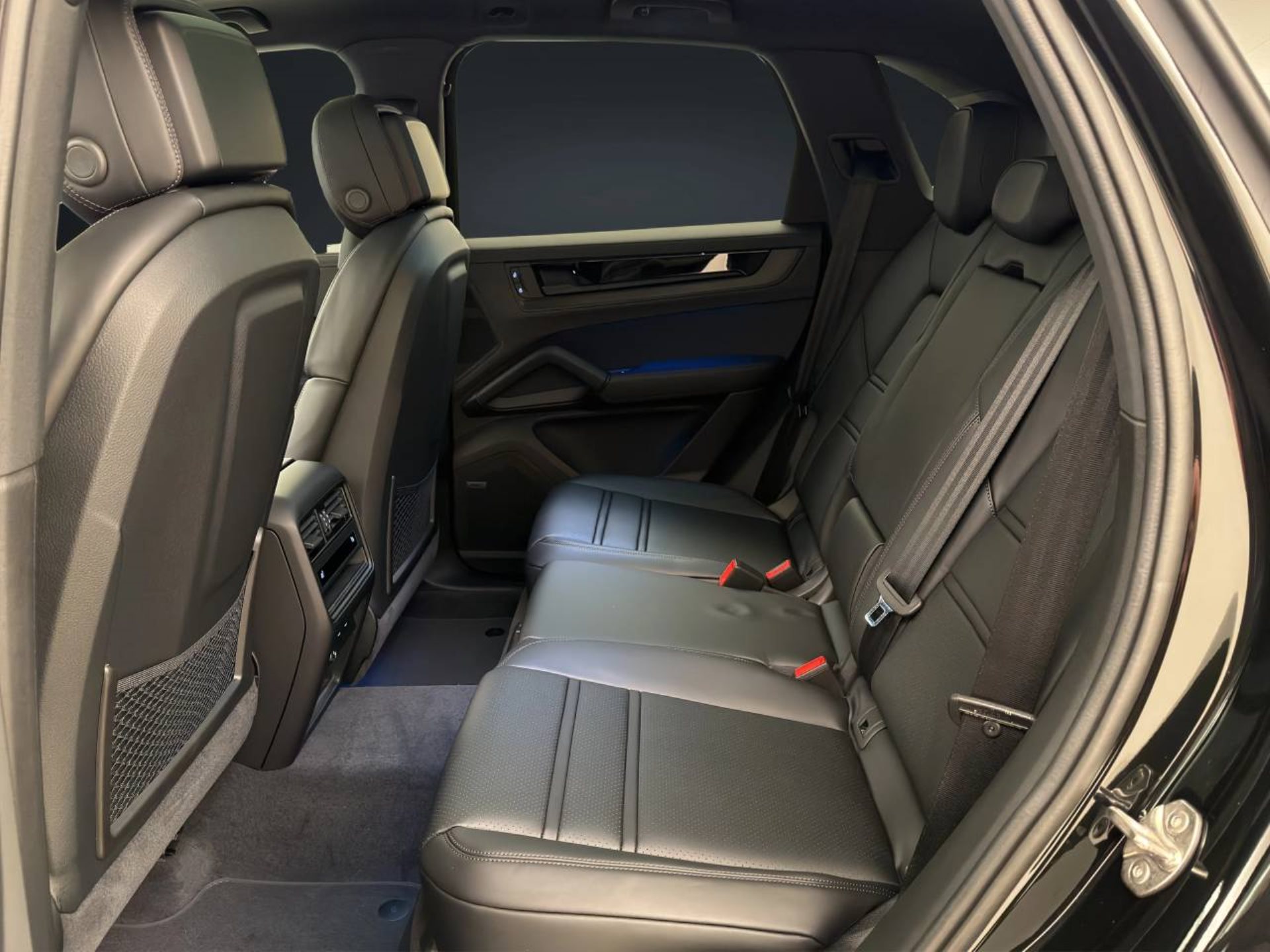 PORSCHE Cayenne E-Hybrid Black Edition-image-16