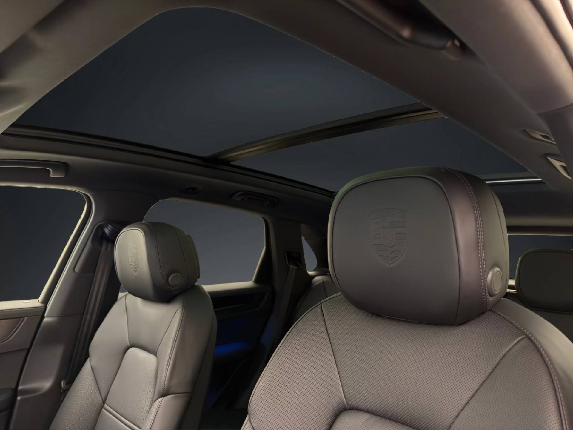 PORSCHE Cayenne E-Hybrid Black Edition-image-15