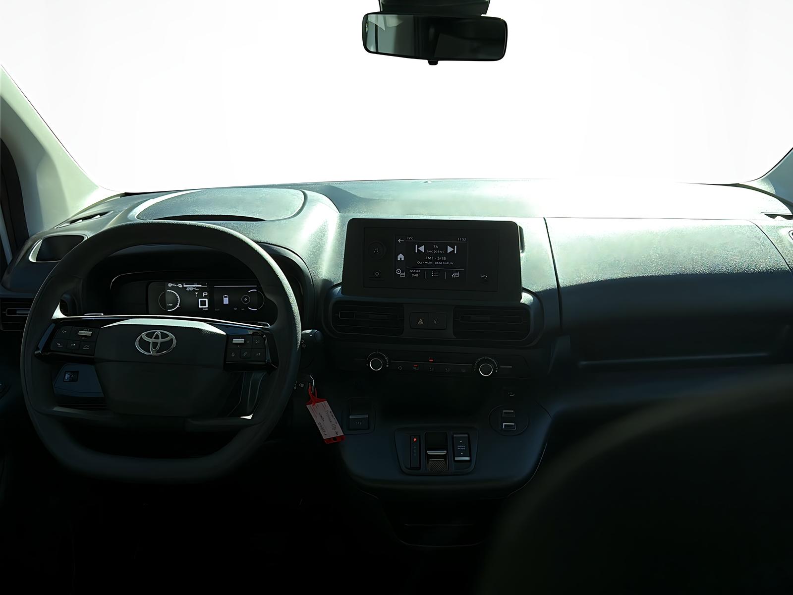 TOYOTA PROACE CITY Van L1 52KWh Active-image-11