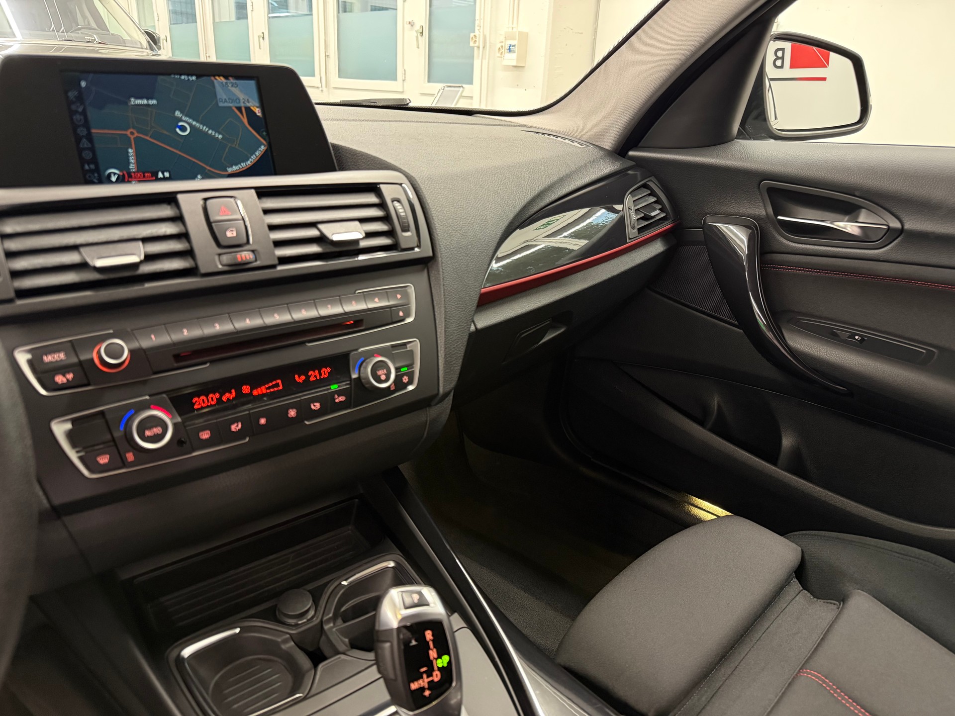 BMW 118i Sport Line Steptronic-image-15