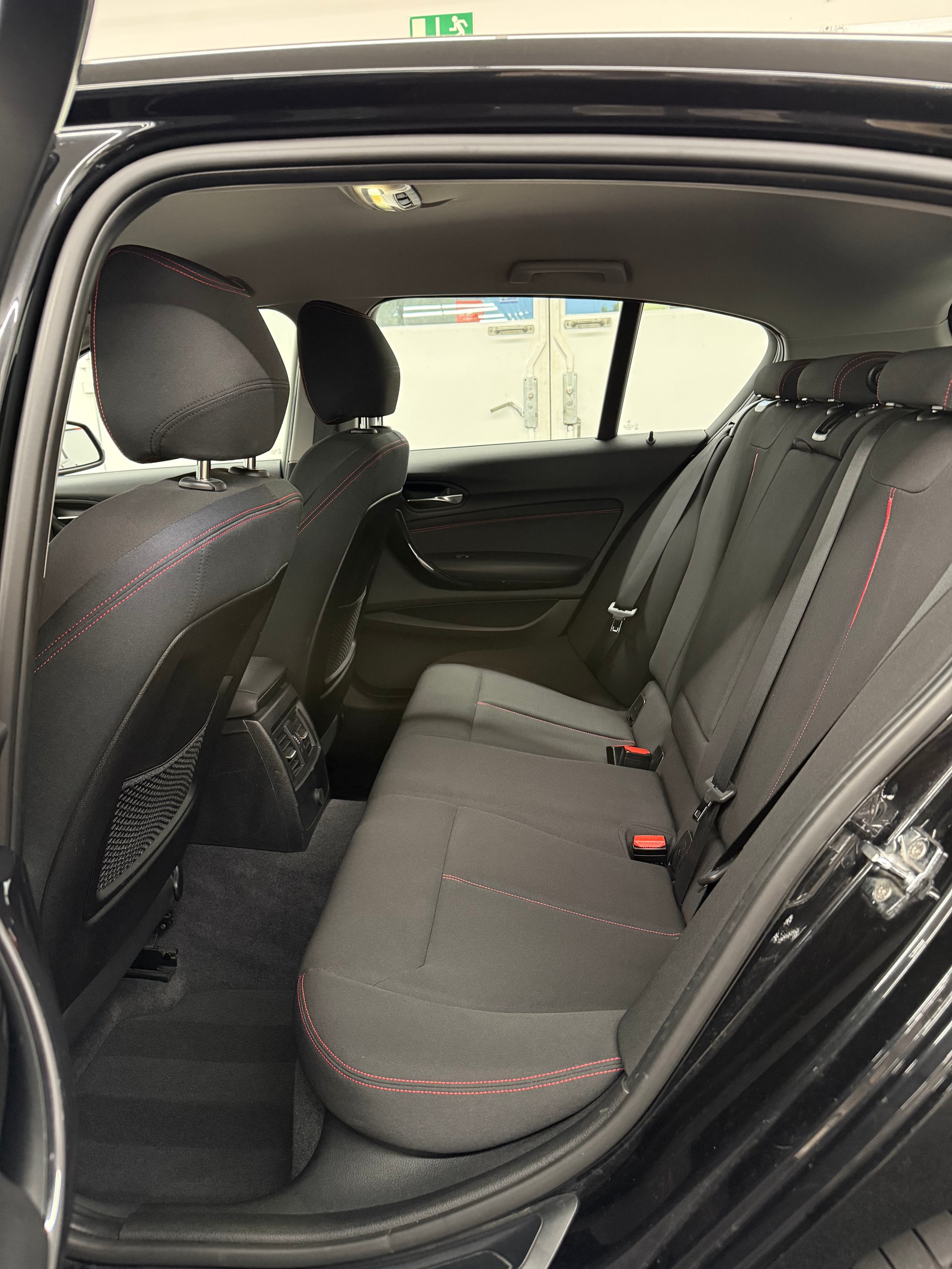 BMW 118i Sport Line Steptronic-image-12
