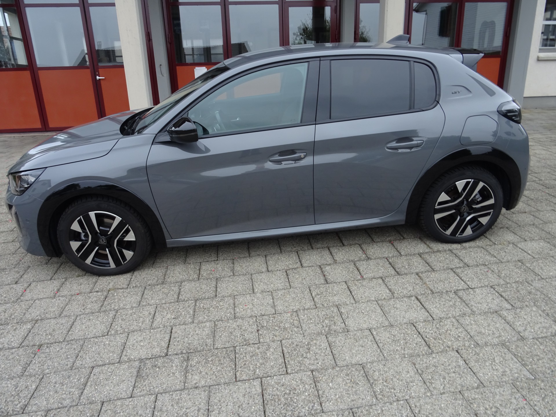 PEUGEOT 208 1.2 MHEV 145 GT-image-1