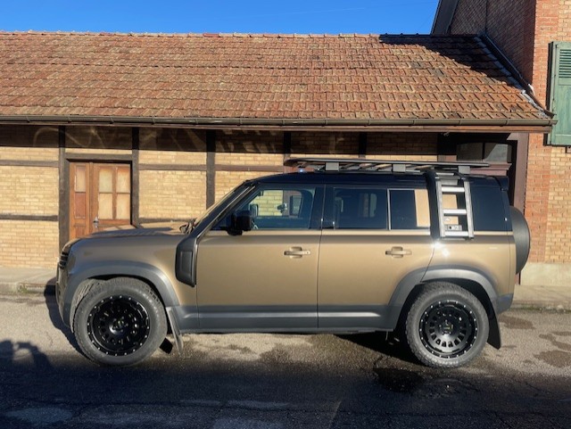 LAND ROVER Defender 110 P400 I6 First Edition 3.0 AT8-image-2