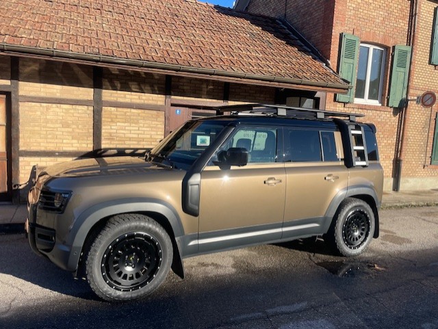 LAND ROVER Defender 110 P400 I6 First Edition 3.0 AT8-image-1