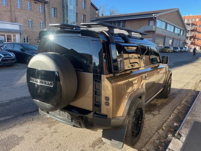 LAND ROVER Defender 110 P400 I6 First Edition 3.0 AT8-image-6