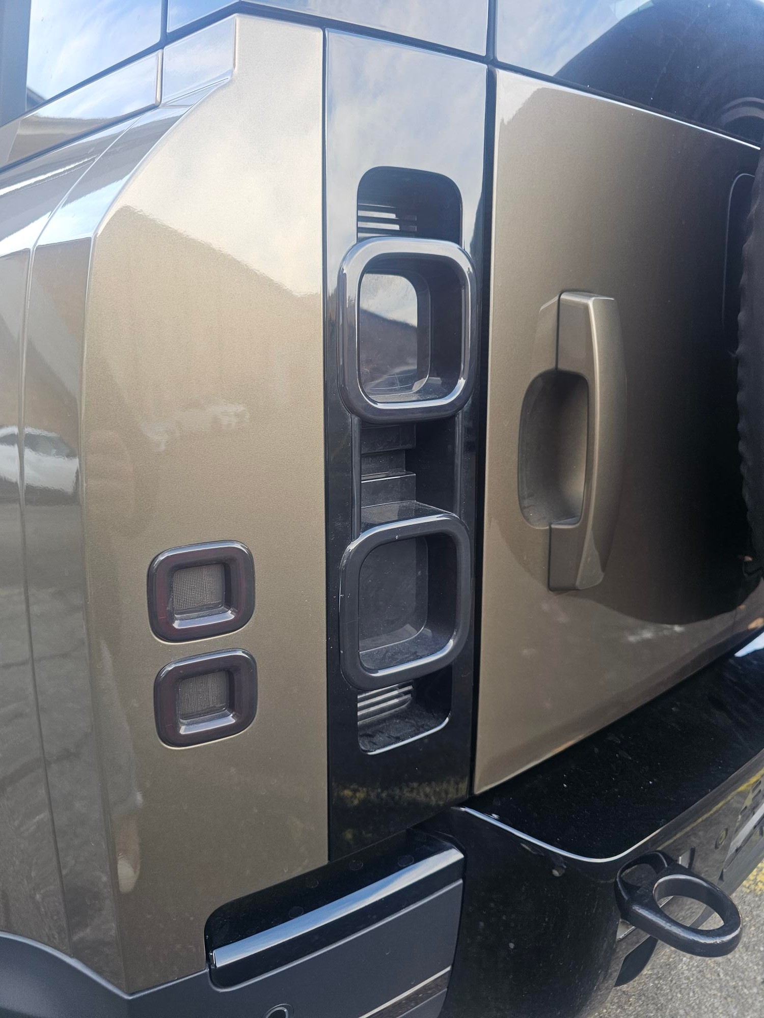 LAND ROVER Defender 110 P400 I6 First Edition 3.0 AT8-image-12