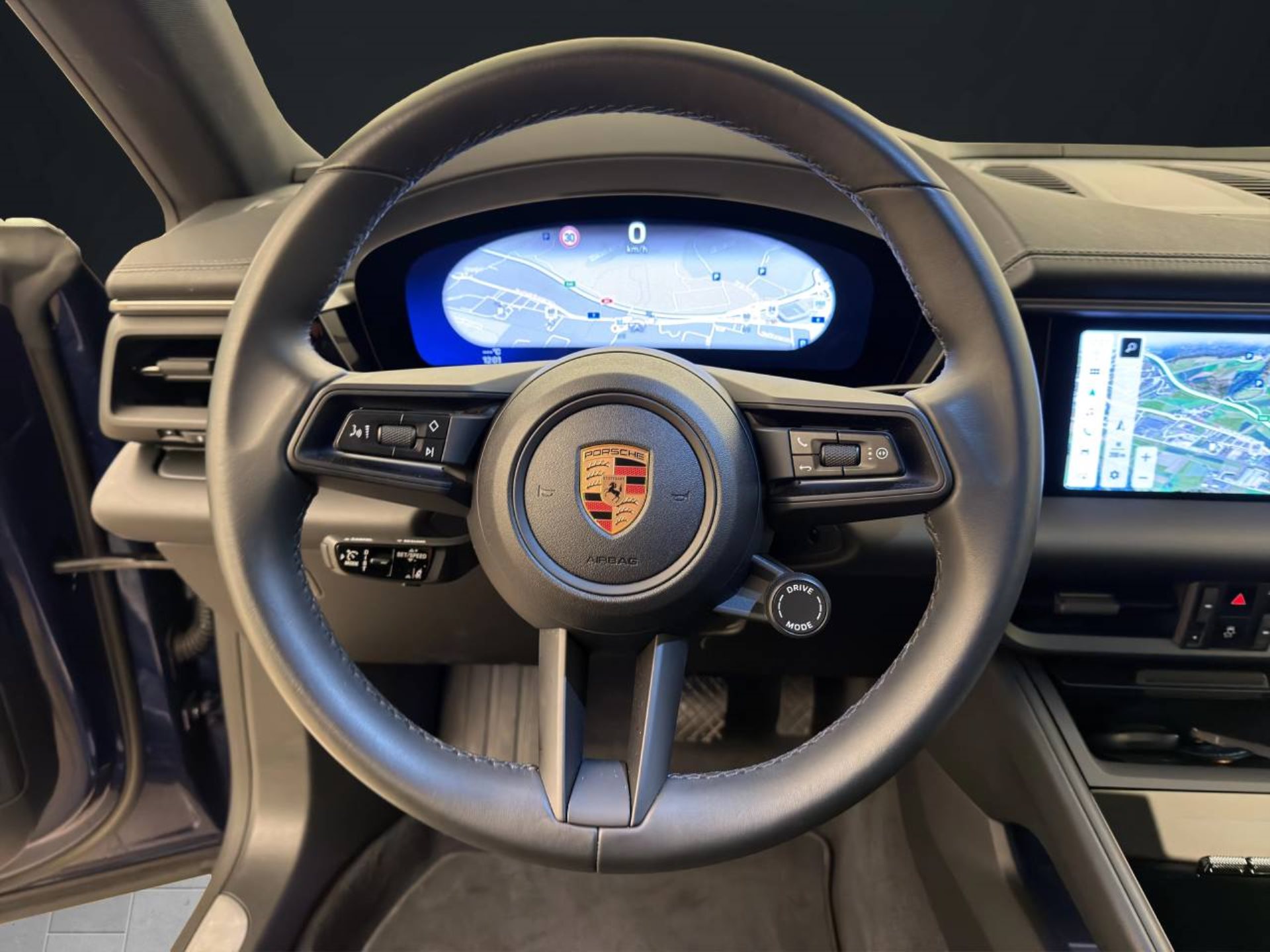 PORSCHE Macan 4-image-13