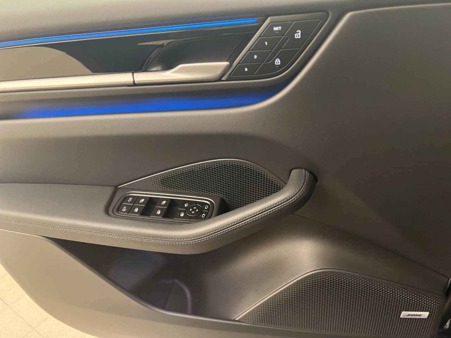 PORSCHE Macan 4-image-10
