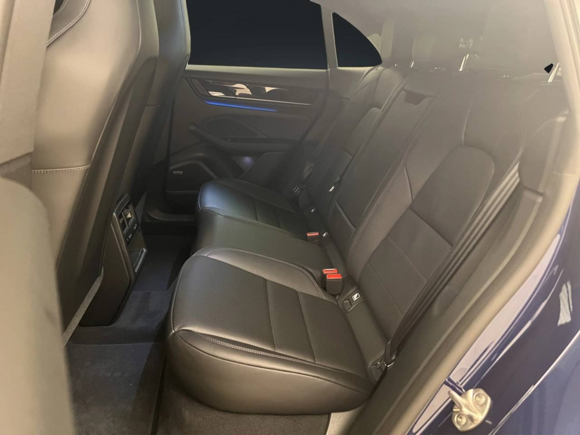 PORSCHE Macan 4-image-8