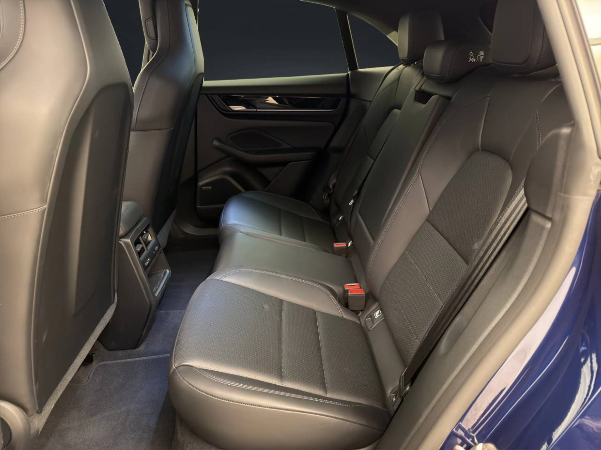 PORSCHE Macan 4-image-14