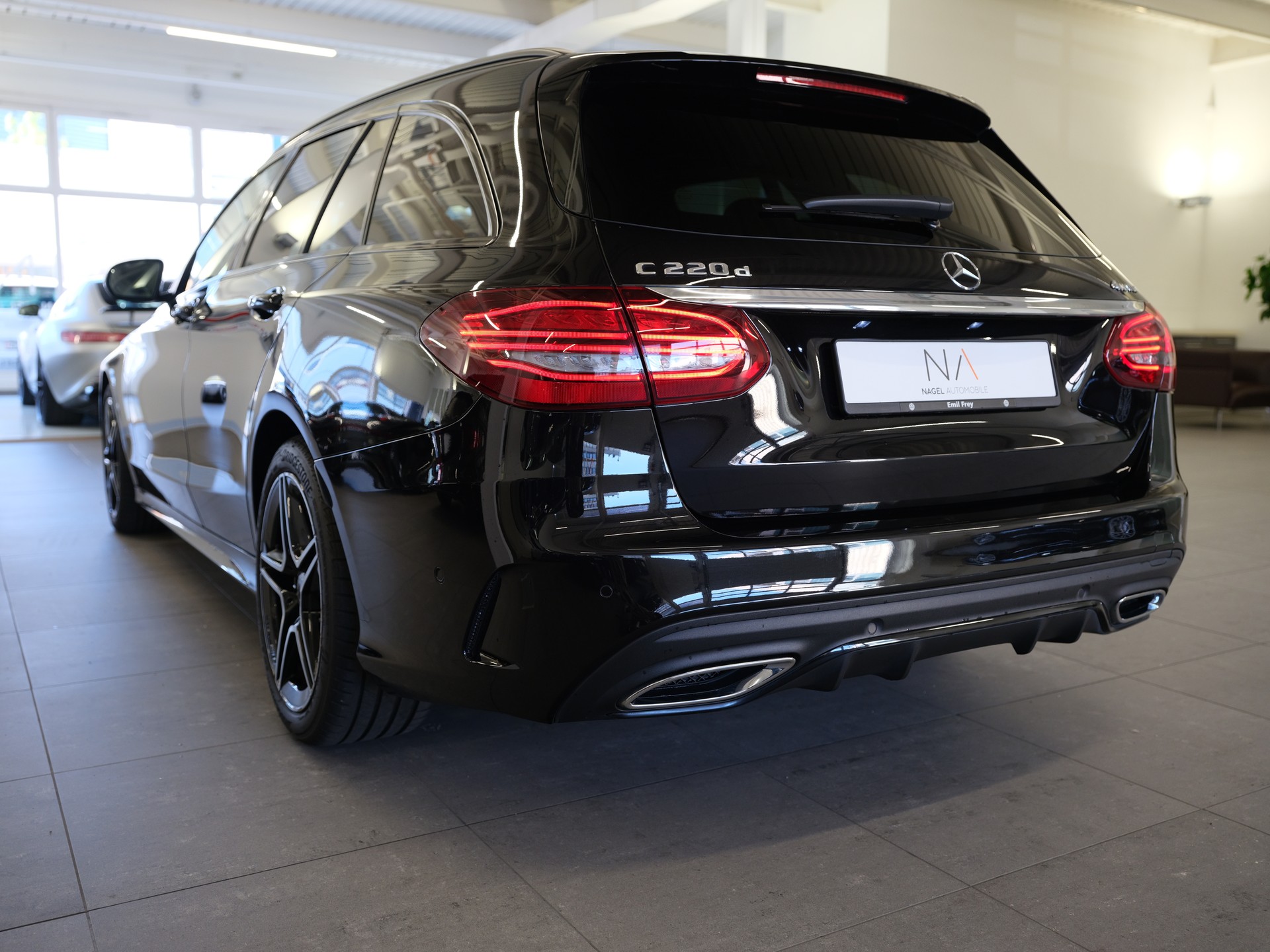 MERCEDES-BENZ C 220 d Swiss Star AMG Line 4M 9G-Tronic-image-4