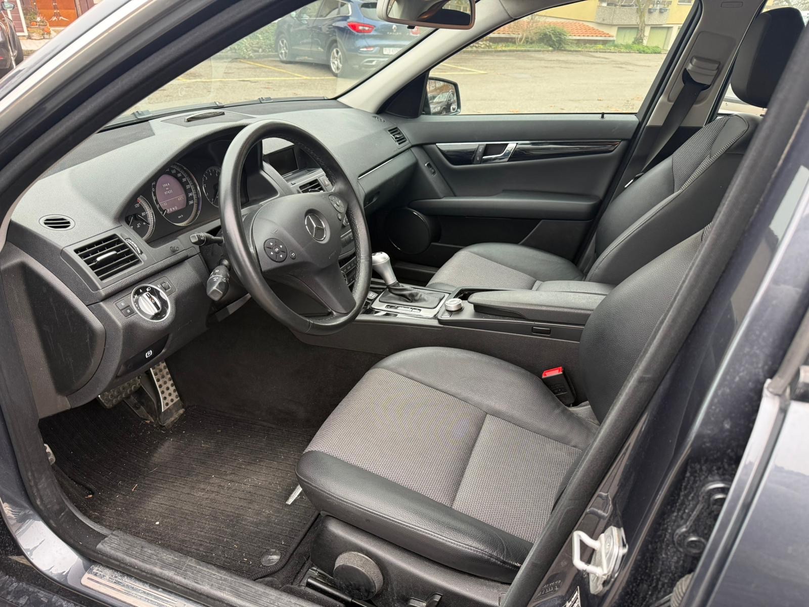 MERCEDES-BENZ C 200 CGI BlueEfficiency Automatic-image-10