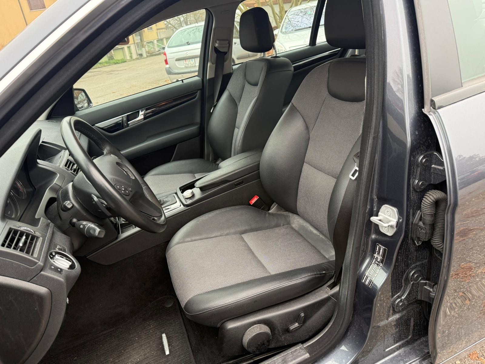 MERCEDES-BENZ C 200 CGI BlueEfficiency Automatic-image-14
