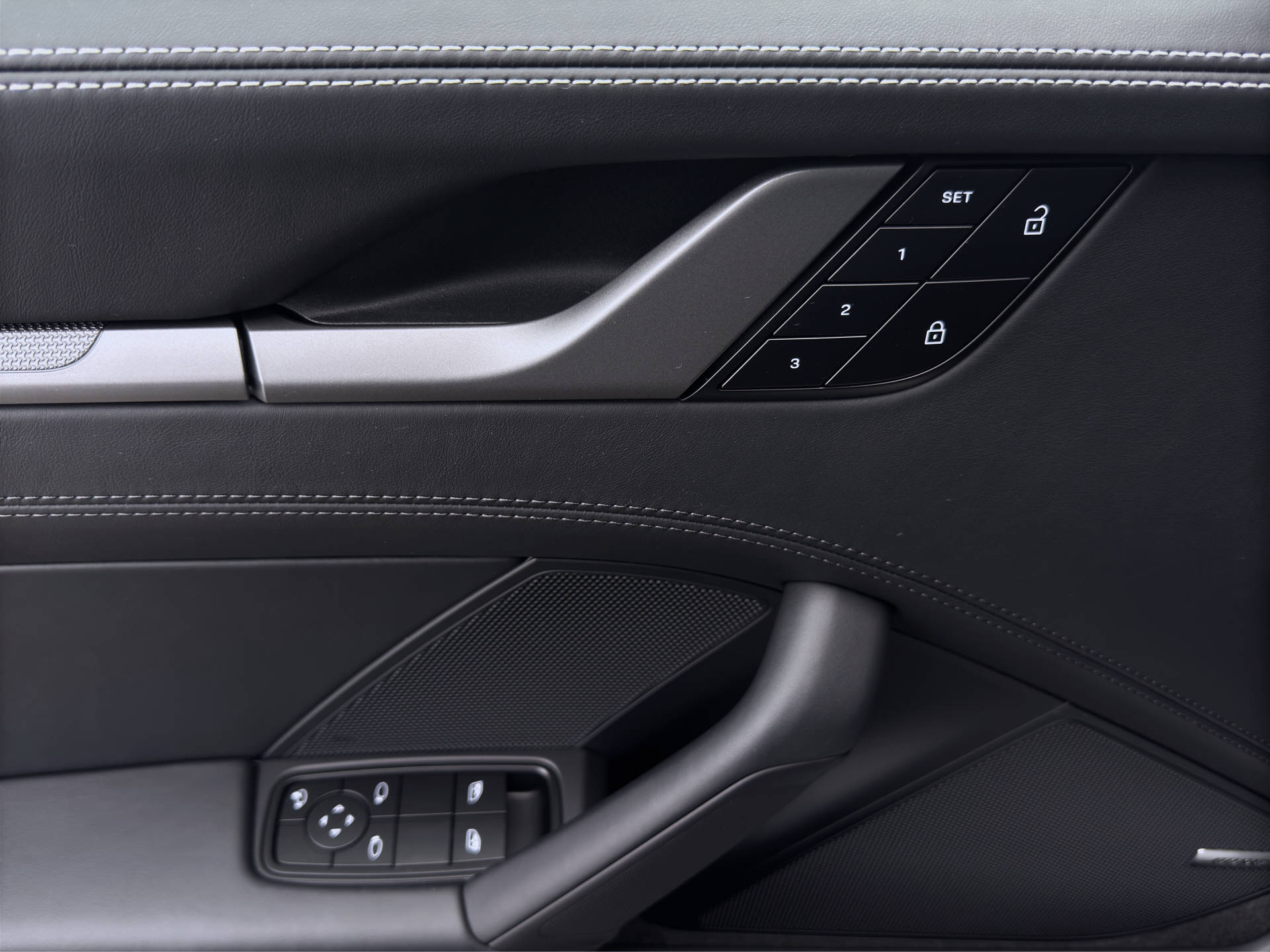 PORSCHE 911 Carrera-image-11