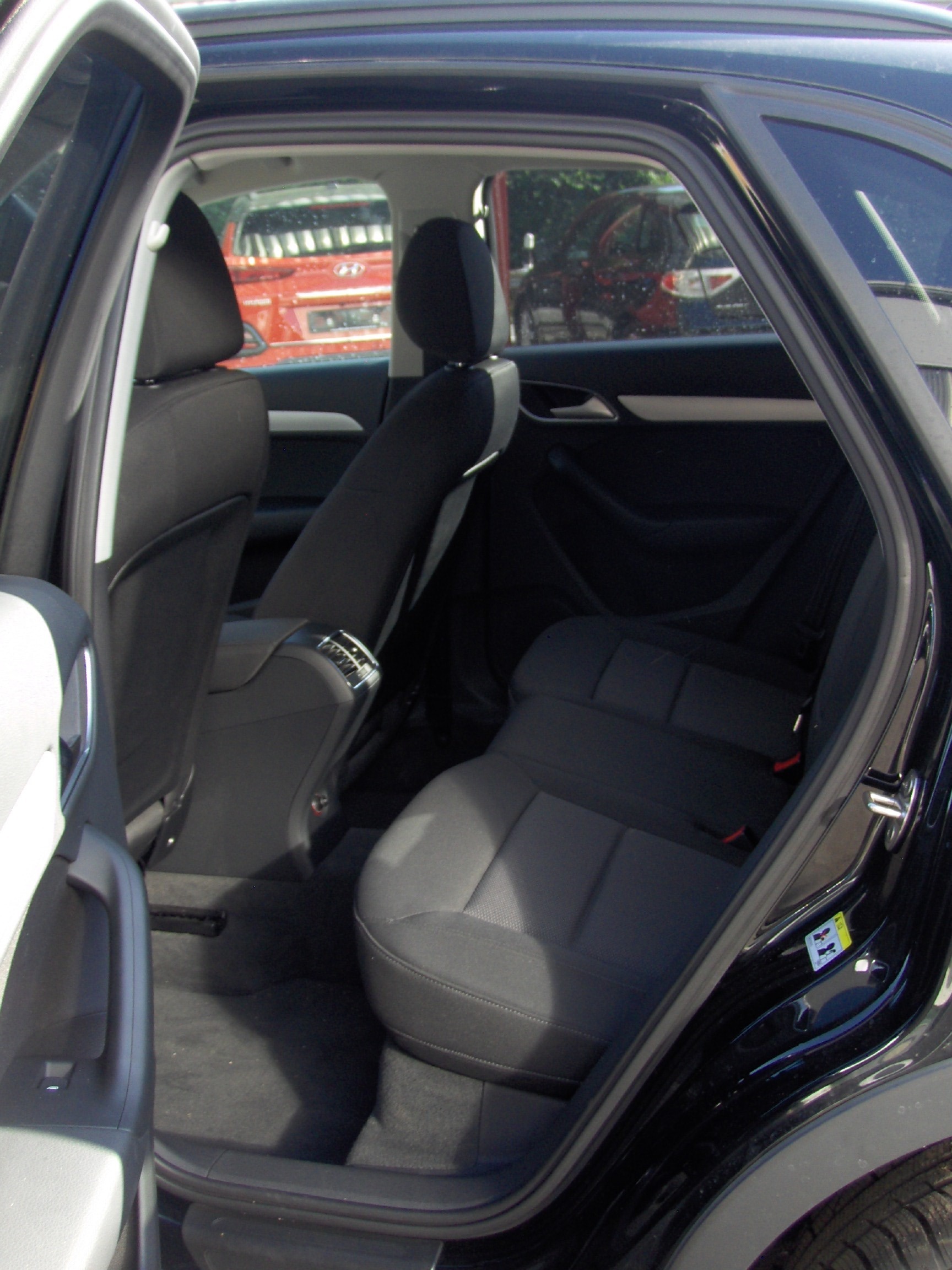 AUDI Q3 2.0 TFSI quattro S-tronic-image-12