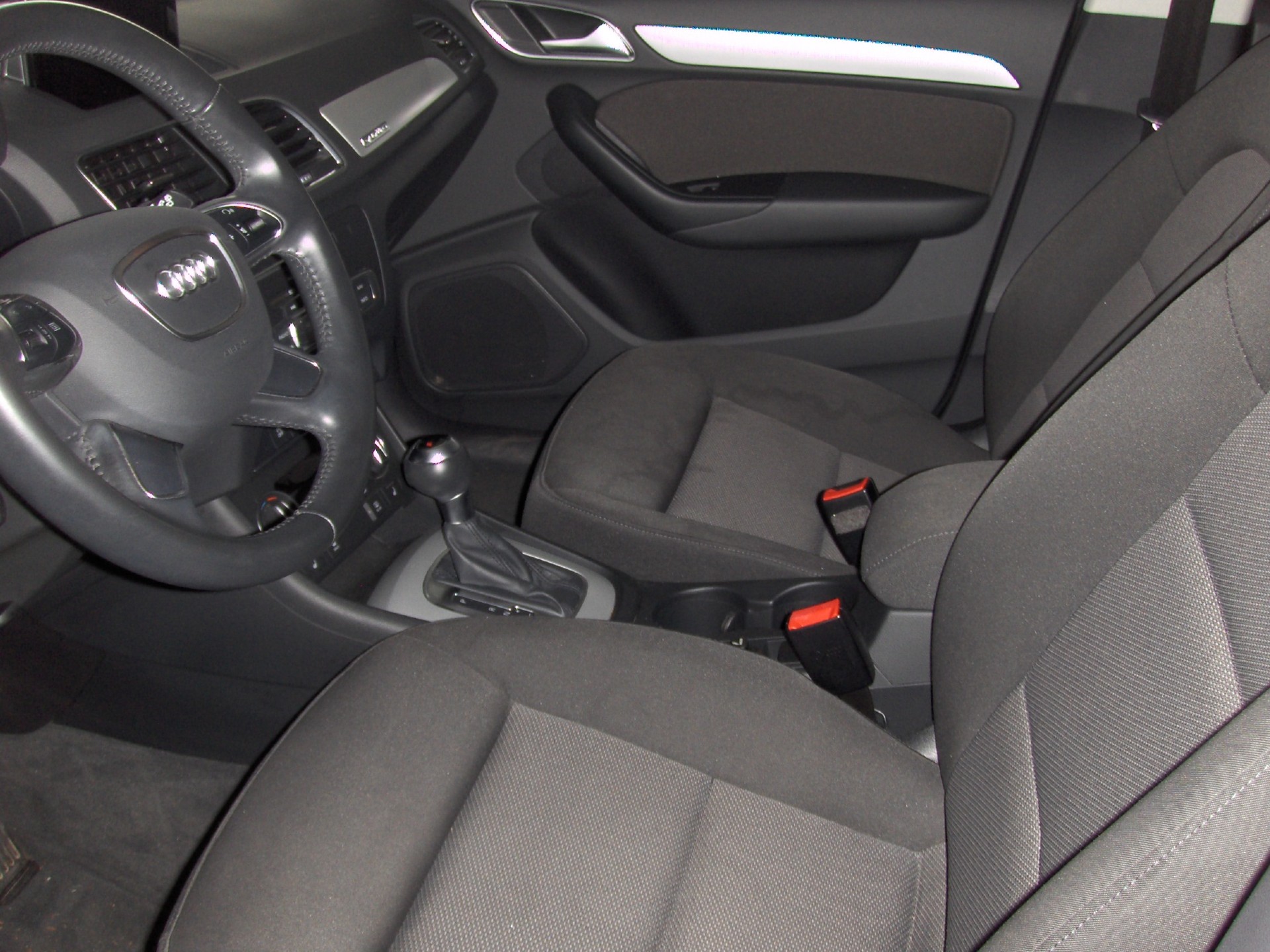 AUDI Q3 2.0 TFSI quattro S-tronic-image-4
