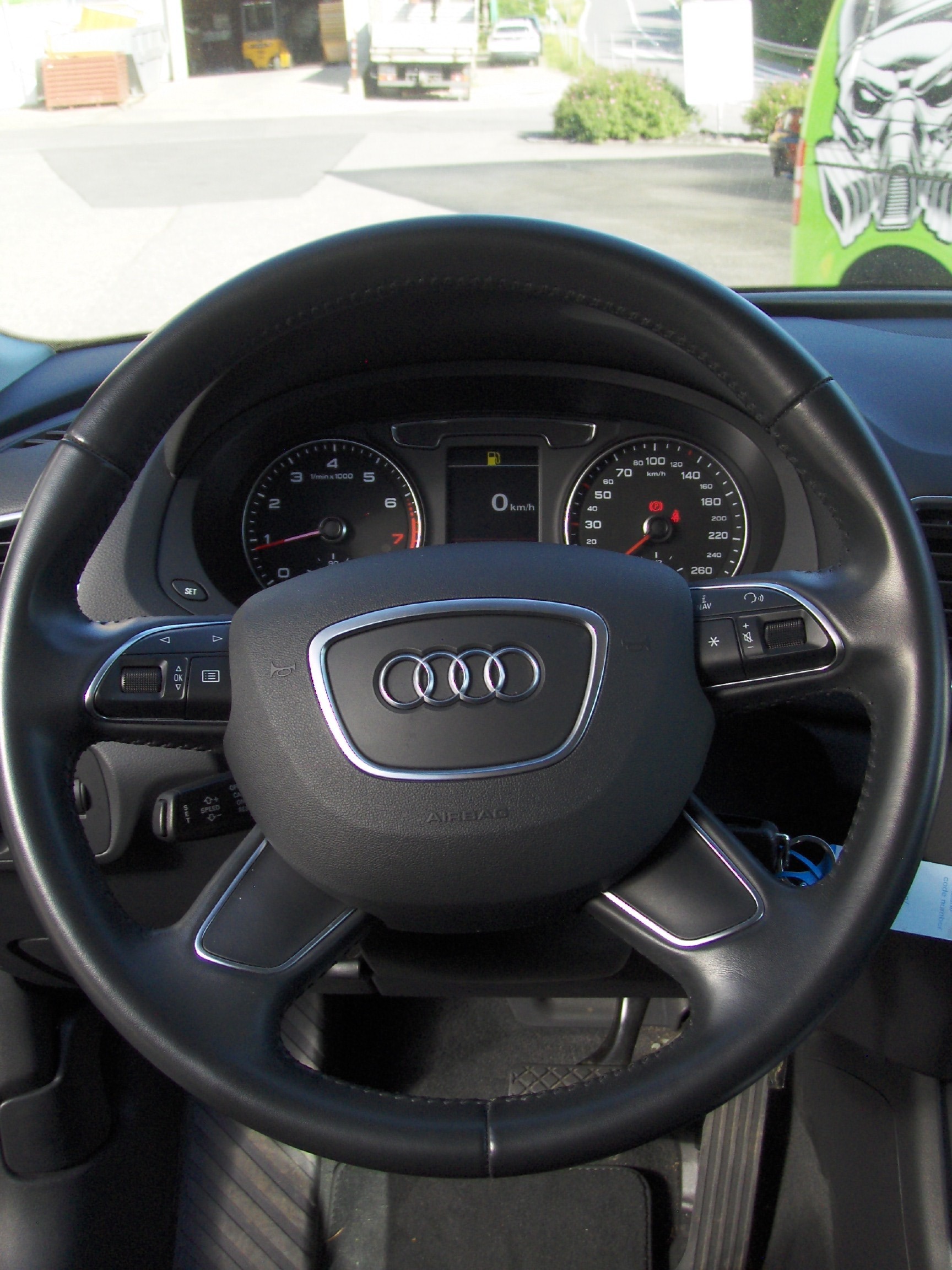 AUDI Q3 2.0 TFSI quattro S-tronic-image-11