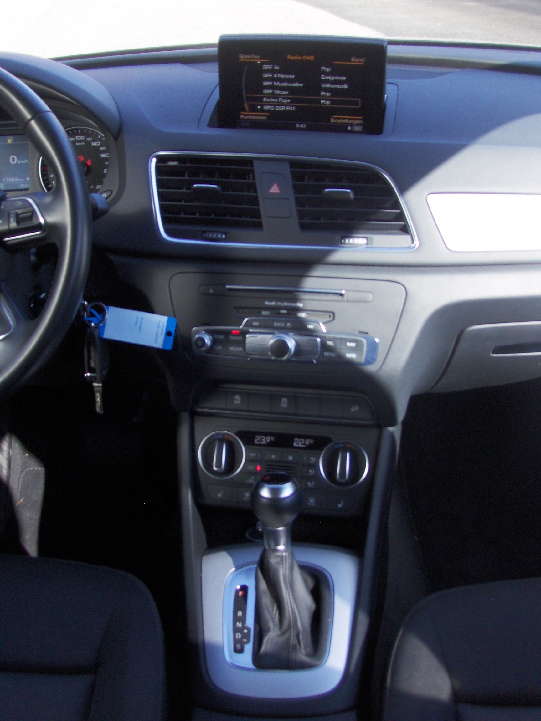 AUDI Q3 2.0 TFSI quattro S-tronic-image-8