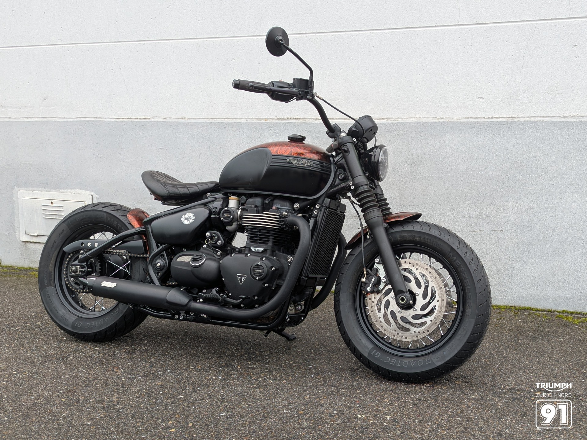 TRIUMPH Bonneville 1200 Bobber Black ABS-showroom-element-2
