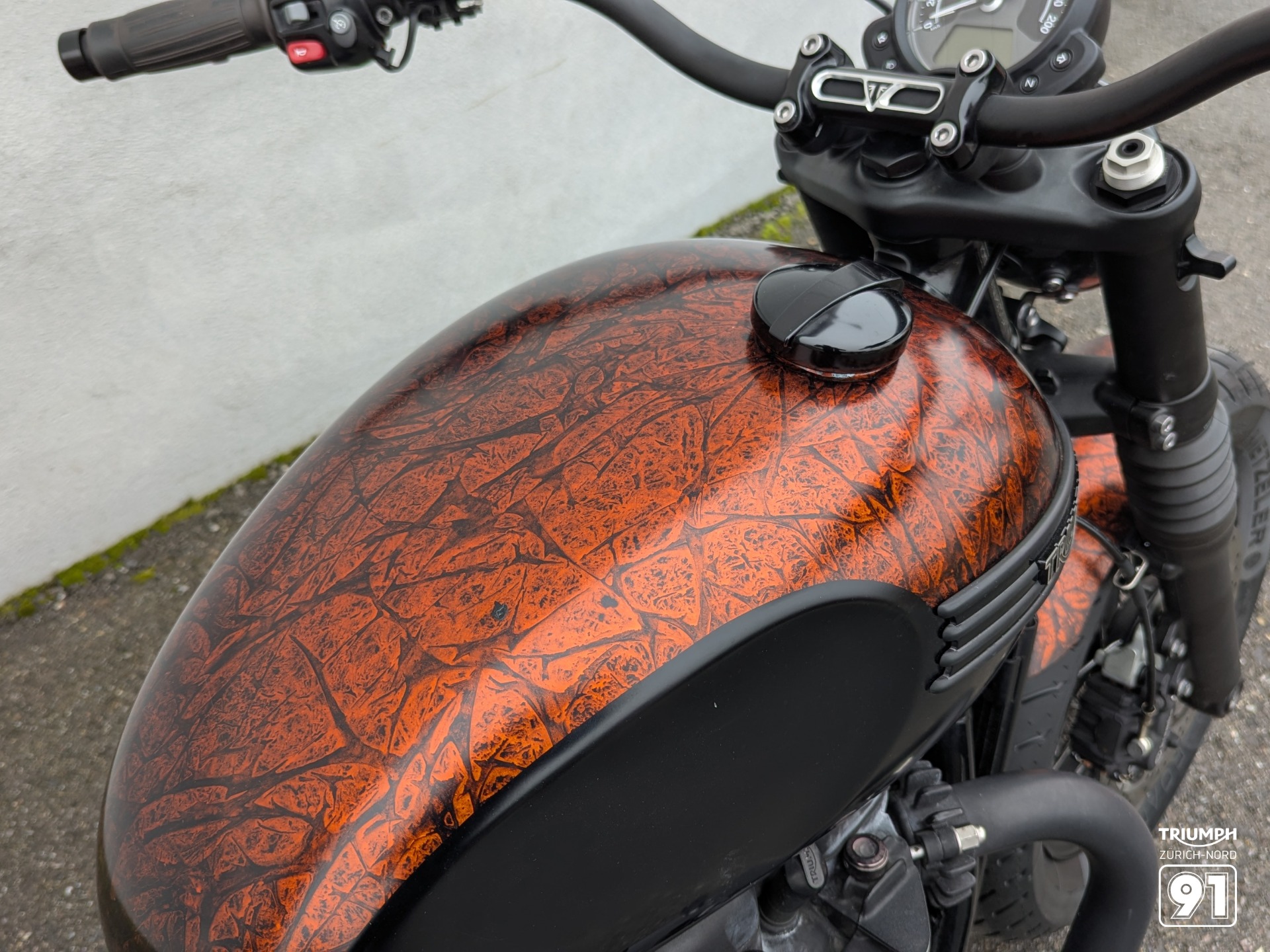 TRIUMPH Bonneville 1200 Bobber Black ABS-showroom-element-1
