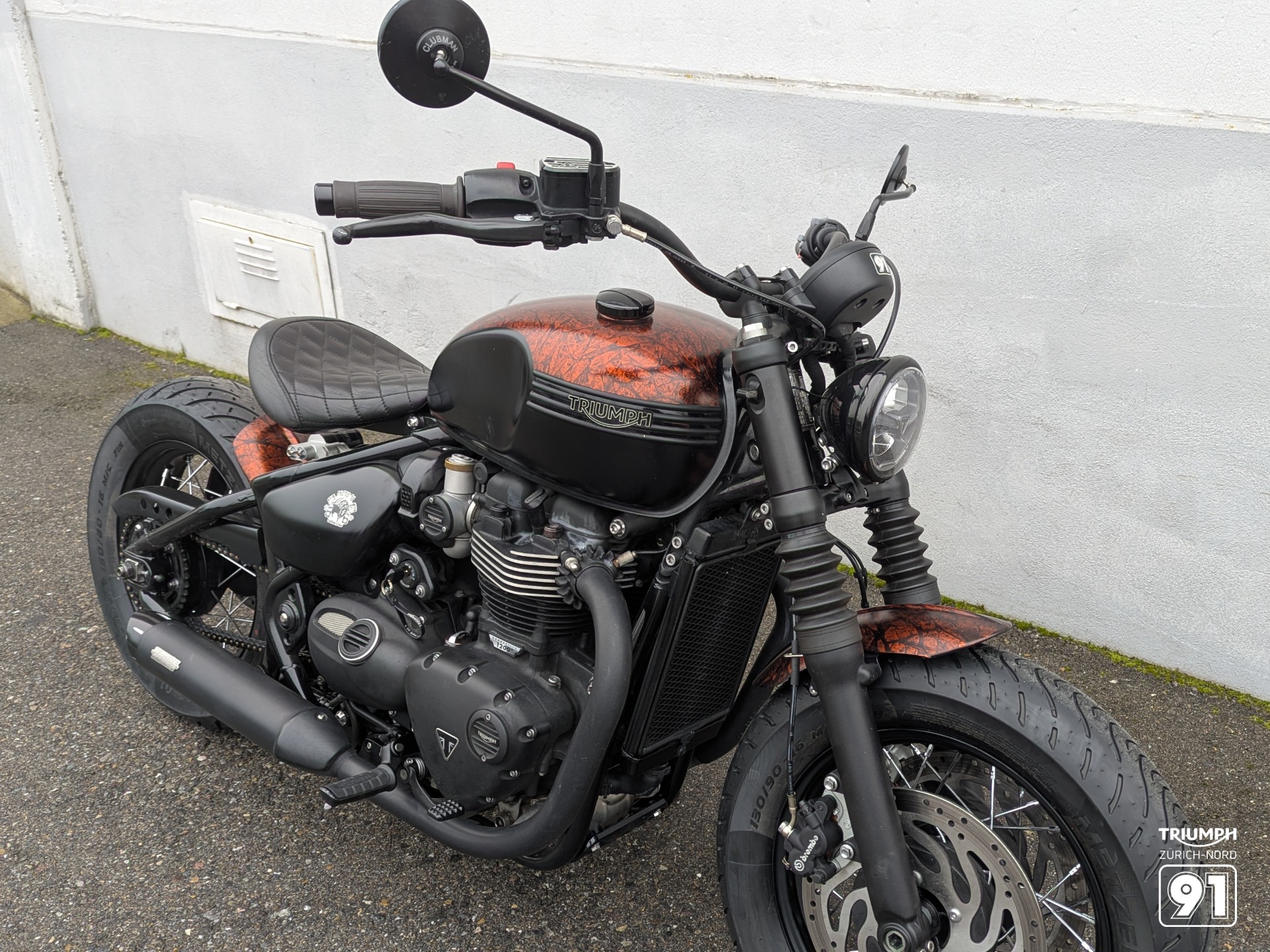 TRIUMPH Bonneville 1200 Bobber Black ABS-showroom-element-3