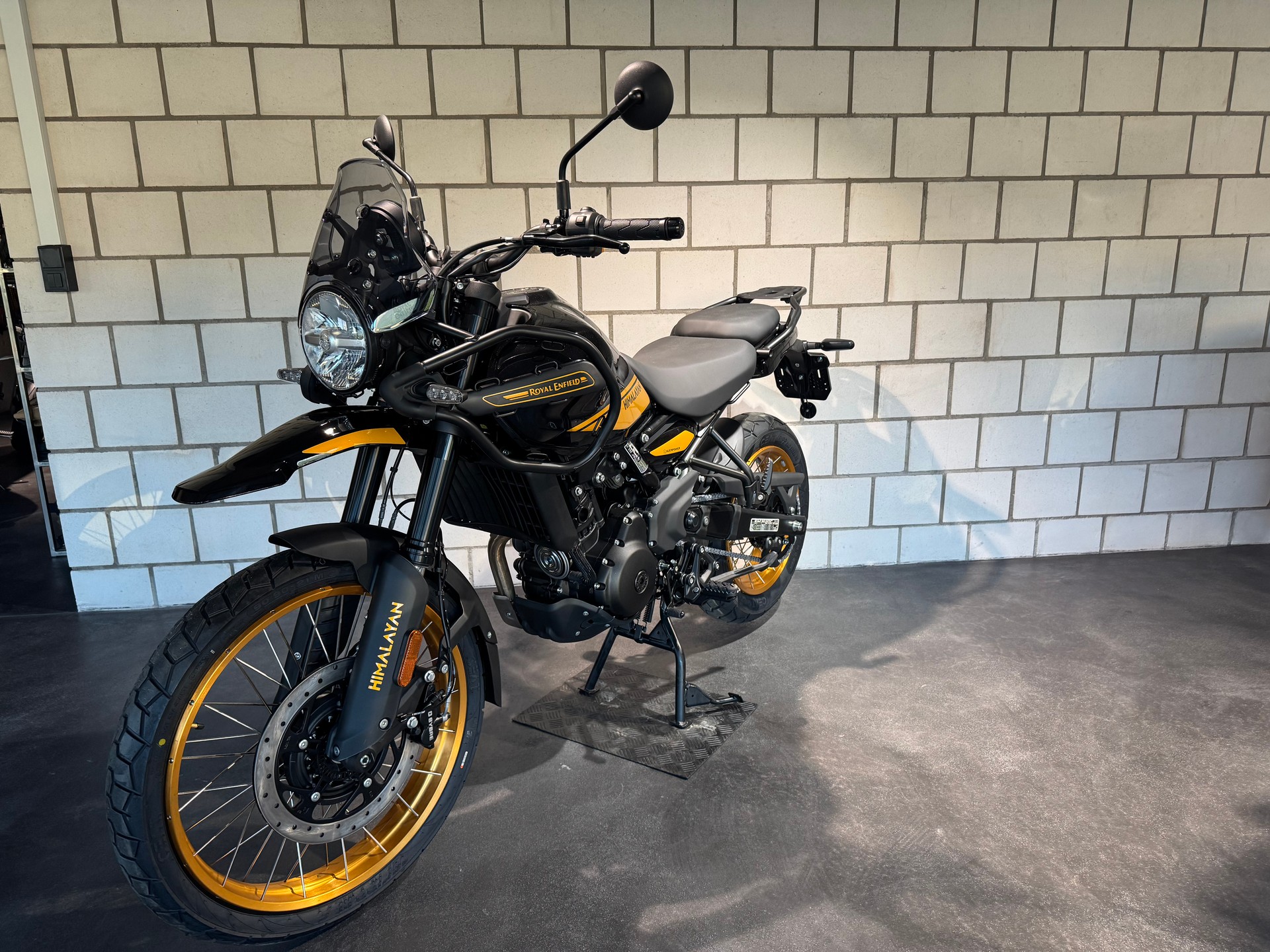 ROYAL ENFIELD Himalayan 452 Tubeless-showroom-element-3
